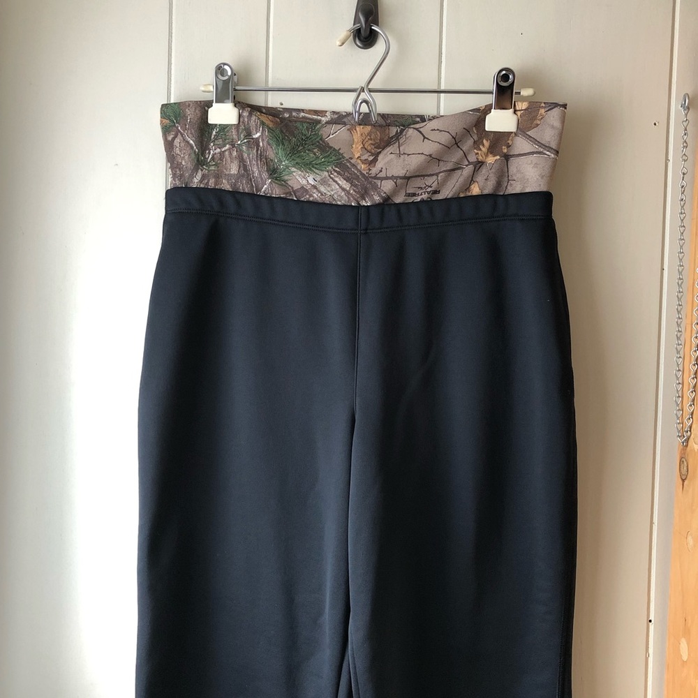 *Under Armour Lined Black Straight Leg Outdoor Print Women’s size Medium Pants